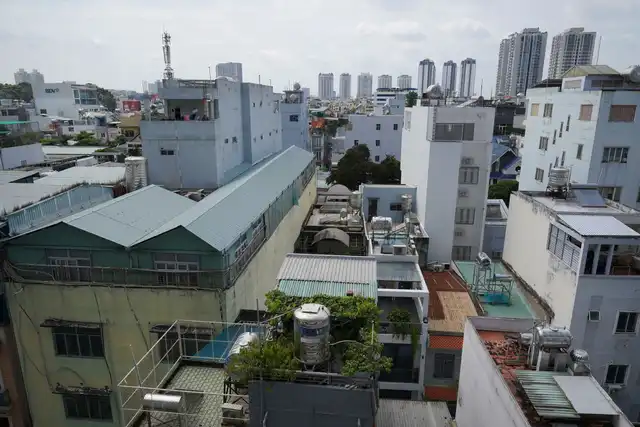 Vista aérea de caixas d'água de inox em telhados de condomínios
