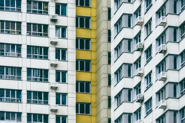 Fachada de prédio residencial com várias janelas e sacadas